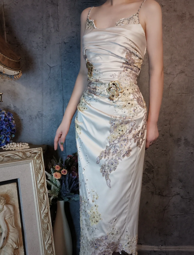Elegantes figurbetontes Champagner-Spaghettiträger-Ballkleid aus Satin mit Perlen und Stickereien Abendkleid P4315