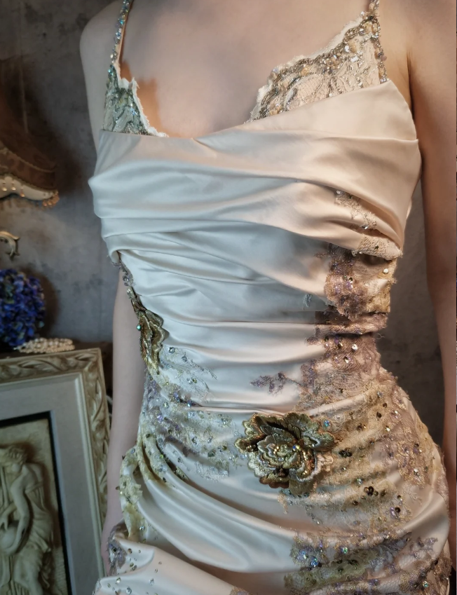 Elegantes figurbetontes Champagner-Spaghettiträger-Ballkleid aus Satin mit Perlen und Stickereien Abendkleid P4315