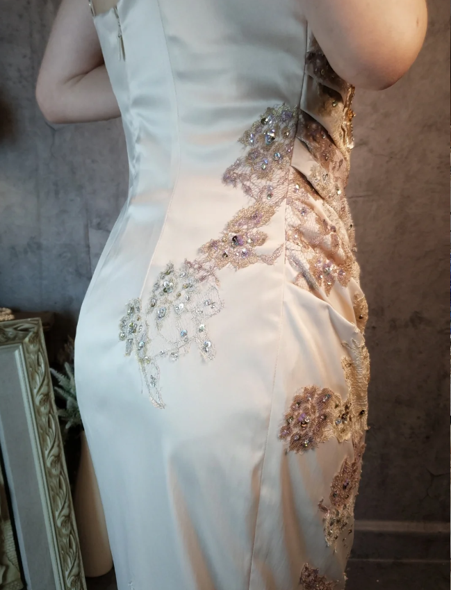 Elegantes figurbetontes Champagner-Spaghettiträger-Ballkleid aus Satin mit Perlen und Stickereien Abendkleid P4315