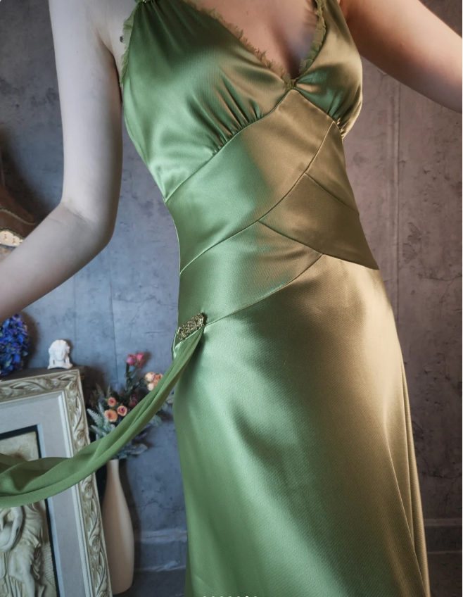 Vintage elegantes grünes Ballkleid aus Satin mit tiefem V-Ausschnitt, Abendkleid P4317