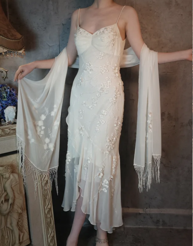 Elegantes elfenbeinfarbenes Meerjungfrauen-Abendkleid mit V-Ausschnitt, dünnen Trägern und 3D-Blumen aus Chiffon, lang, P4318