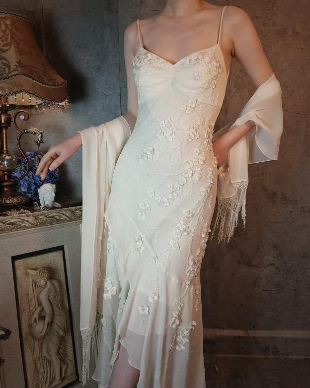 Elegantes elfenbeinfarbenes Meerjungfrauen-Abendkleid mit V-Ausschnitt, dünnen Trägern und 3D-Blumen aus Chiffon, lang, P4318