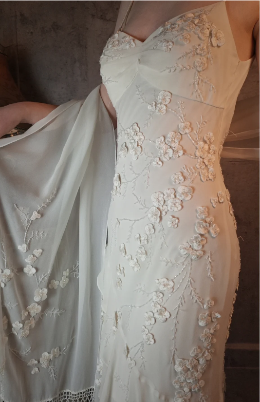 Elegantes elfenbeinfarbenes Meerjungfrauen-Abendkleid mit V-Ausschnitt, dünnen Trägern und 3D-Blumen aus Chiffon, lang, P4318