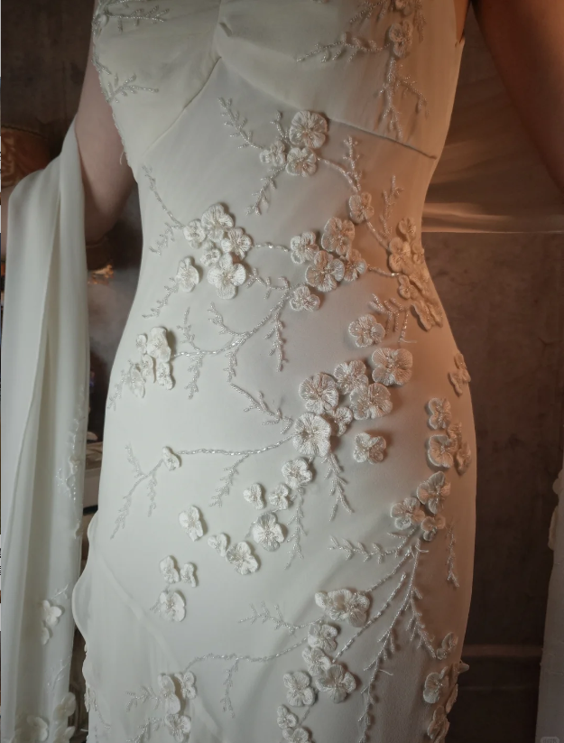 Elegantes elfenbeinfarbenes Meerjungfrauen-Abendkleid mit V-Ausschnitt, dünnen Trägern und 3D-Blumen aus Chiffon, lang, P4318