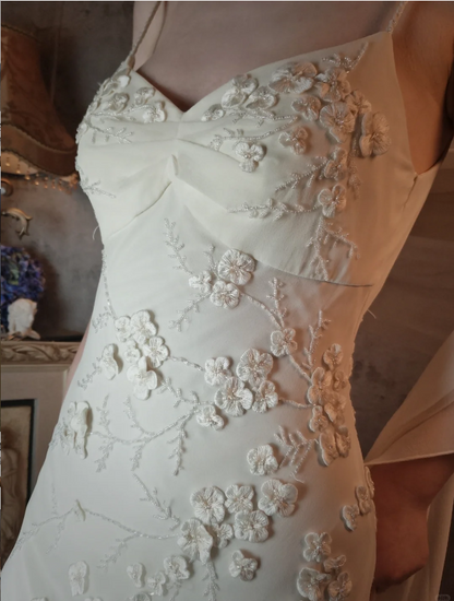 Elegantes elfenbeinfarbenes Meerjungfrauen-Abendkleid mit V-Ausschnitt, dünnen Trägern und 3D-Blumen aus Chiffon, lang, P4318