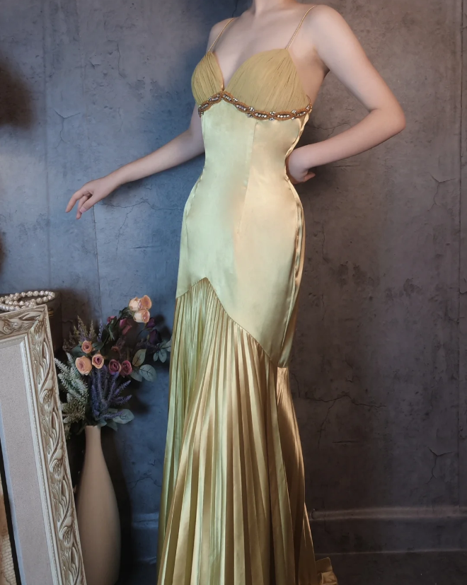 Vintage Grünes Meerjungfrau Abendkleid mit tiefem V-Ausschnitt, plissiert, Satin, langes Ballkleid P4319