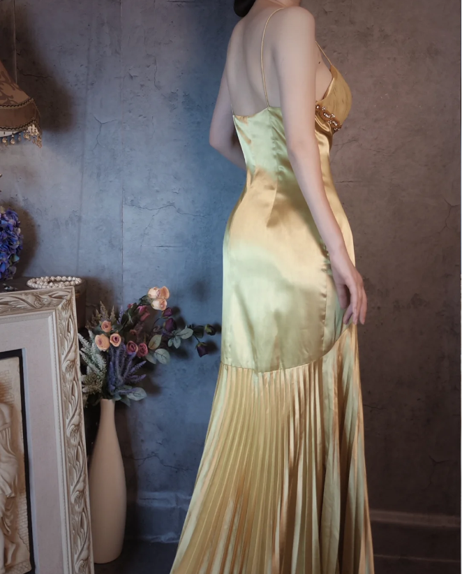 Vintage Grünes Meerjungfrau Abendkleid mit tiefem V-Ausschnitt, plissiert, Satin, langes Ballkleid P4319