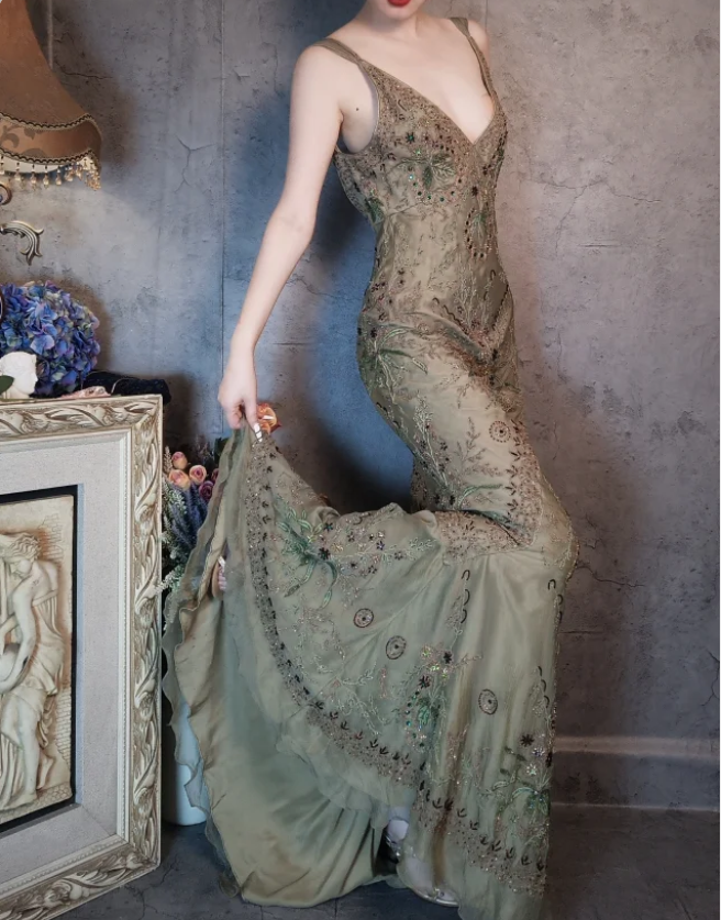 Vintage Luxuriöses grünes Meerjungfrauen-Abendkleid mit tiefem V-Ausschnitt, Perlenstickerei und Chiffon P4327