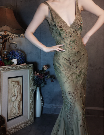 Vintage Luxuriöses grünes Meerjungfrauen-Abendkleid mit tiefem V-Ausschnitt, Perlenstickerei und Chiffon P4327