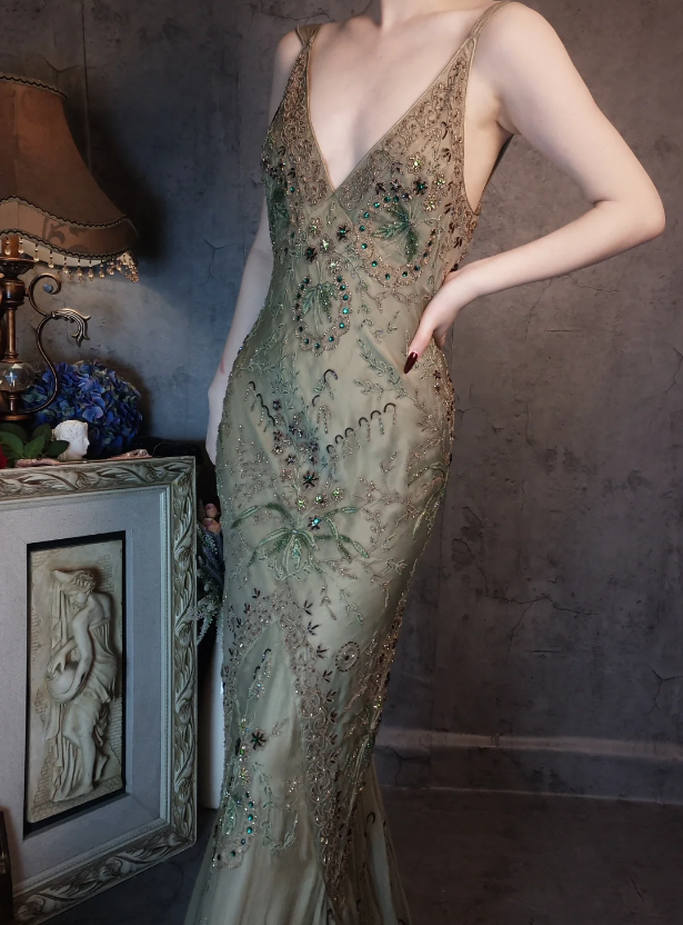 Vintage Luxuriöses grünes Meerjungfrauen-Abendkleid mit tiefem V-Ausschnitt, Perlenstickerei und Chiffon P4327