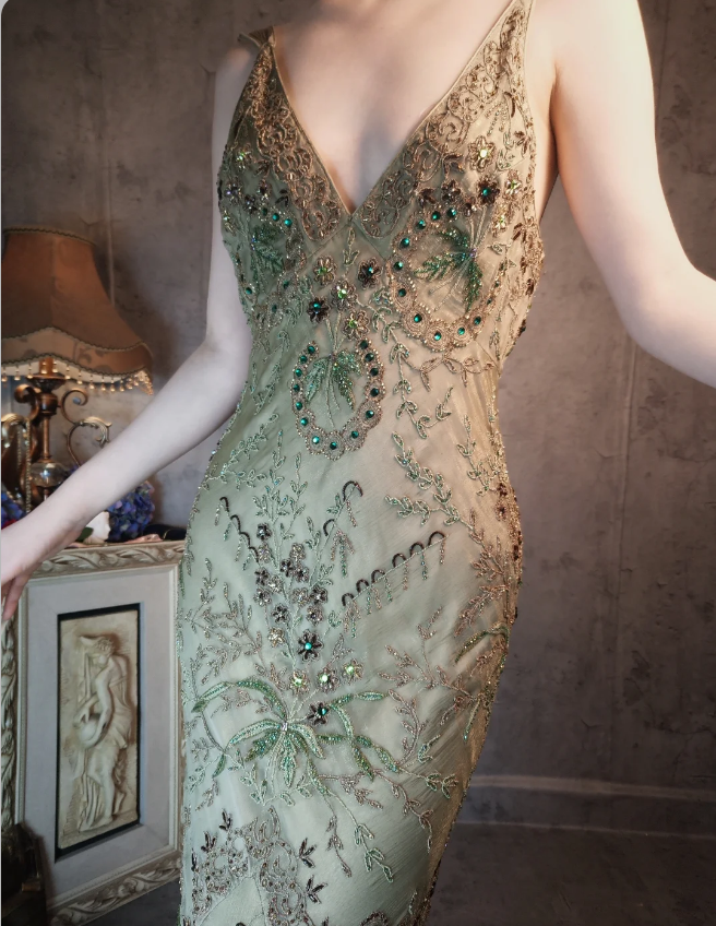 Vintage Luxuriöses grünes Meerjungfrauen-Abendkleid mit tiefem V-Ausschnitt, Perlenstickerei und Chiffon P4327