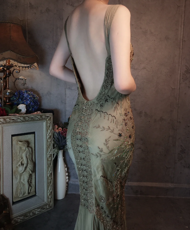 Vintage Luxuriöses grünes Meerjungfrauen-Abendkleid mit tiefem V-Ausschnitt, Perlenstickerei und Chiffon P4327
