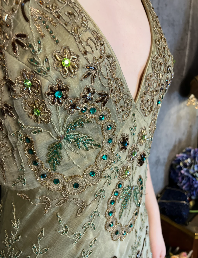 Vintage Luxuriöses grünes Meerjungfrauen-Abendkleid mit tiefem V-Ausschnitt, Perlenstickerei und Chiffon P4327