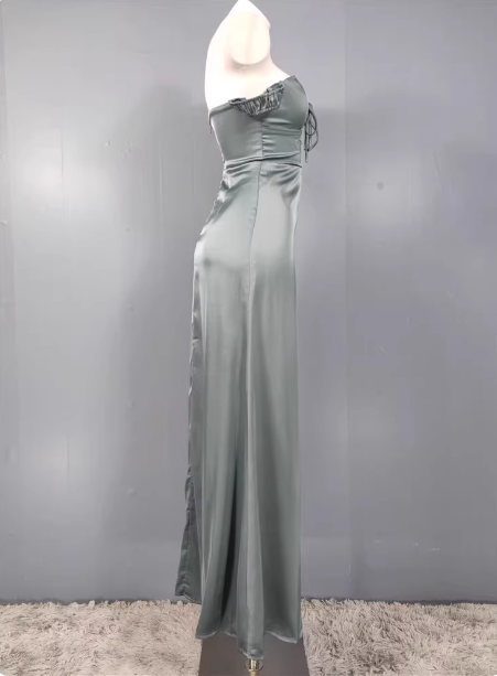 Elegantes graugrünes Ballkleid mit herzförmigem Ausschnitt, schmalem Schlitz und Satinstoff P4334