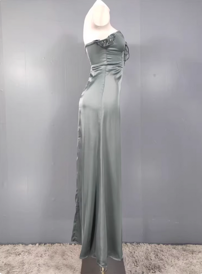 Elegantes graugrünes Ballkleid mit herzförmigem Ausschnitt, schmalem Schlitz und Satinstoff P4334