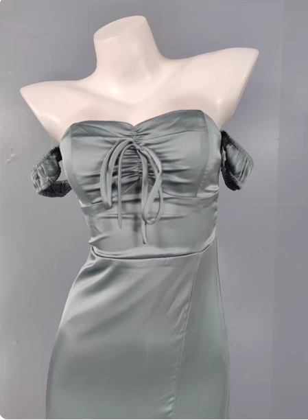 Elegantes graugrünes Ballkleid mit herzförmigem Ausschnitt, schmalem Schlitz und Satinstoff P4334
