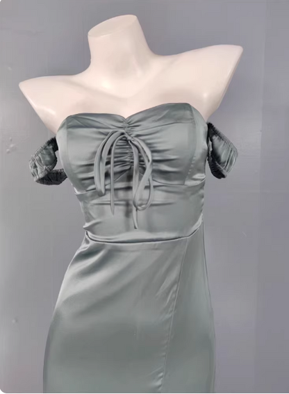 Elegantes graugrünes Ballkleid mit herzförmigem Ausschnitt, schmalem Schlitz und Satinstoff P4334