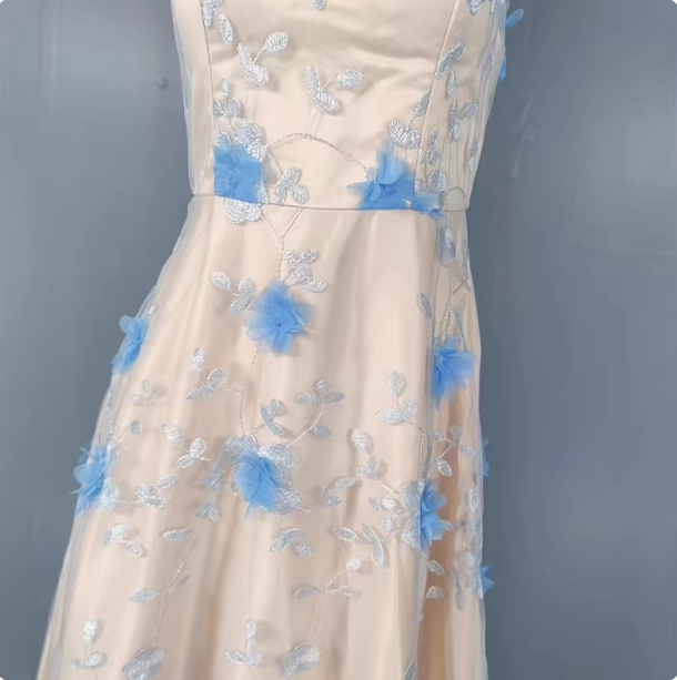 Süßes A-Linien-Abendkleid aus Tüll mit 3D-Blumenstickerei P4335