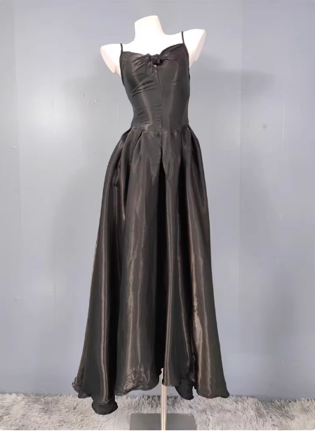 Elegantes schwarzes A-Linien-Spaghettiträger-Satin-langes Ballkleid Abendkleid P4336
