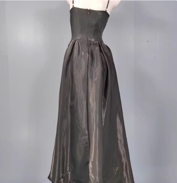 Elegantes schwarzes A-Linien-Spaghettiträger-Satin-langes Ballkleid Abendkleid P4336