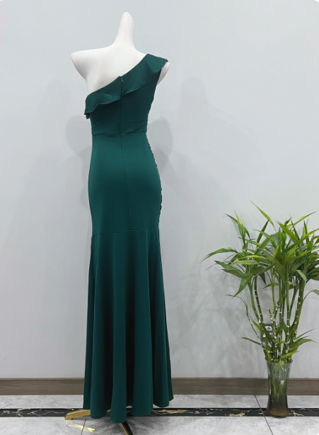 Elegantes smaragdgrünes Meerjungfrauen-Abendkleid mit One-Shoulder-Rüschen und Schlitz aus Satin, langes Ballkleid P4337