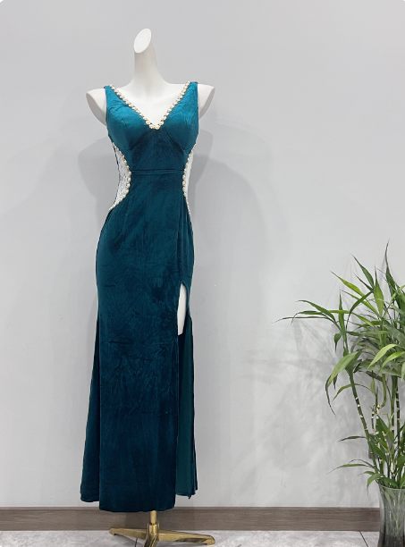 Robe de soirée longue en velours coupe sirène bleu paon profond vintage avec décolleté en V et perles, fendue, P4338