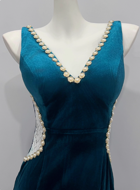 Vintage Meerjungfrauen-Abendkleid aus Samt in tiefem Pfauenblau mit V-Ausschnitt, Perlen und Schlitz P4338