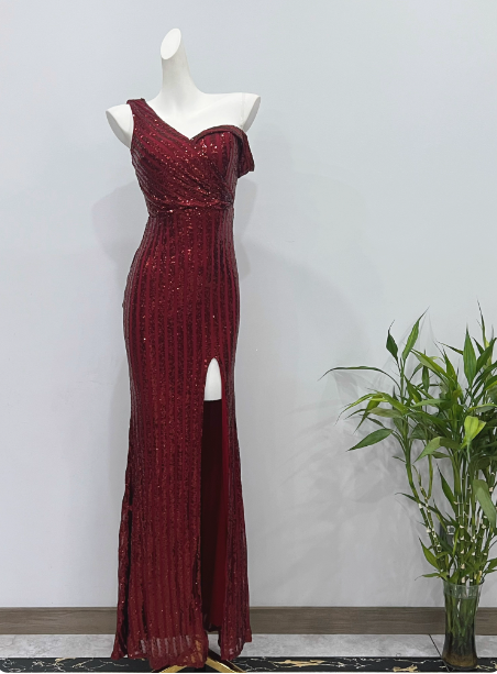 Glamouröses burgunderrotes figurbetontes Pailletten-Abendkleid mit One-Shoulder-Träger und Schlitz für den Abschlussball P4339