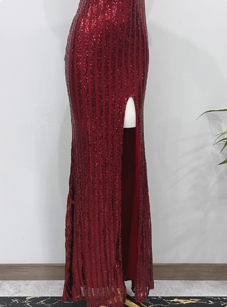 Glamouröses burgunderrotes figurbetontes Pailletten-Abendkleid mit One-Shoulder-Träger und Schlitz für den Abschlussball P4339