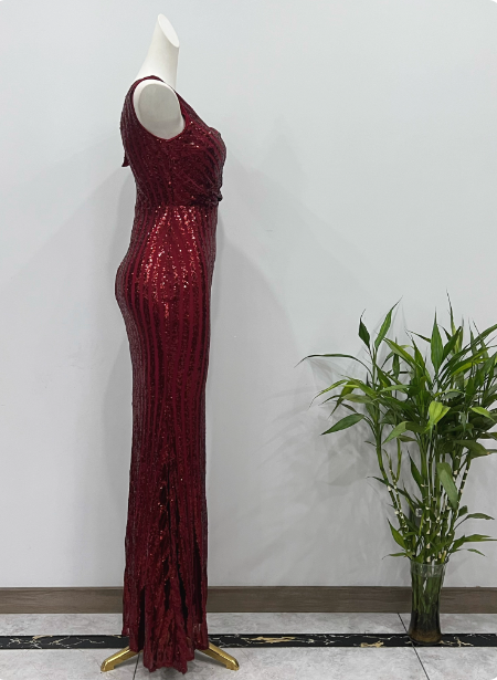 Glamouröses burgunderrotes figurbetontes Pailletten-Abendkleid mit One-Shoulder-Träger und Schlitz für den Abschlussball P4339