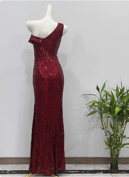 Glamouröses burgunderrotes figurbetontes Pailletten-Abendkleid mit One-Shoulder-Träger und Schlitz für den Abschlussball P4339