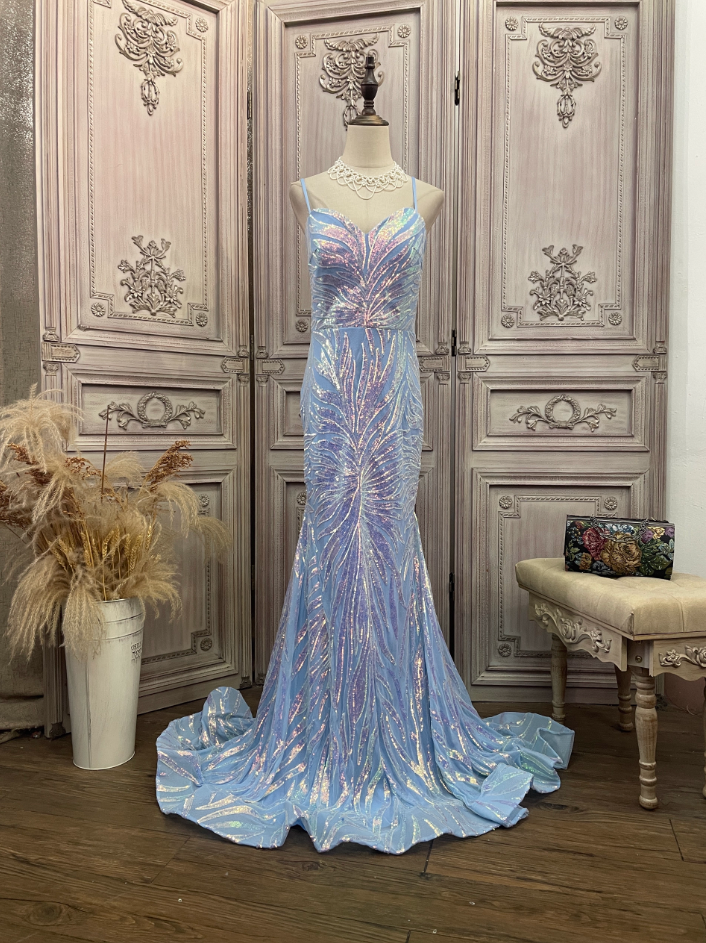 Verträumtes hellblaues Ombré Meerjungfrauen-Abendkleid mit Spaghettiträgern und irisierenden Pailletten, mit Schleppe, P4347