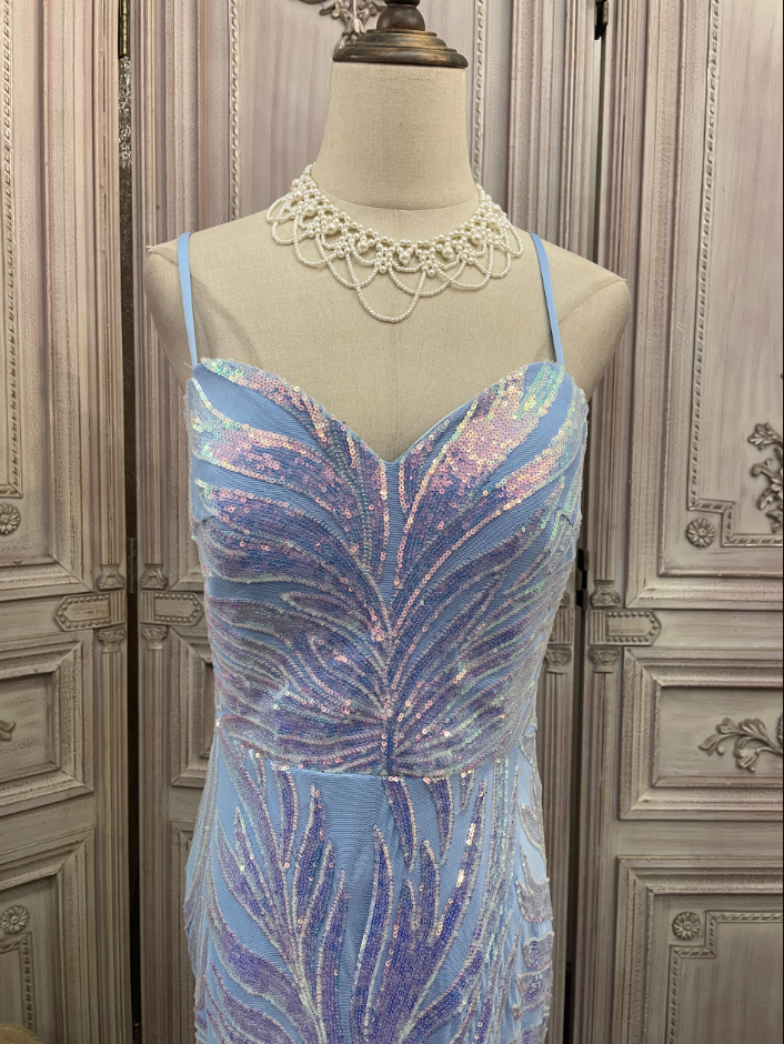 Verträumtes hellblaues Ombré Meerjungfrauen-Abendkleid mit Spaghettiträgern und irisierenden Pailletten, mit Schleppe, P4347