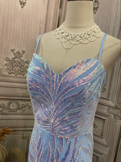Verträumtes hellblaues Ombré Meerjungfrauen-Abendkleid mit Spaghettiträgern und irisierenden Pailletten, mit Schleppe, P4347
