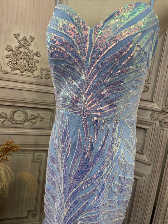 Verträumtes hellblaues Ombré Meerjungfrauen-Abendkleid mit Spaghettiträgern und irisierenden Pailletten, mit Schleppe, P4347