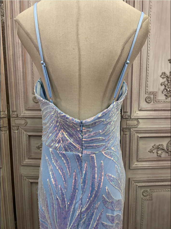 Verträumtes hellblaues Ombré Meerjungfrauen-Abendkleid mit Spaghettiträgern und irisierenden Pailletten, mit Schleppe, P4347