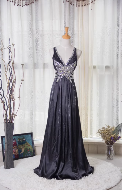 Robe de bal longue en satin noir vintage coupe trapèze, col en V, dos ouvert, papillon, strass et perles P4348