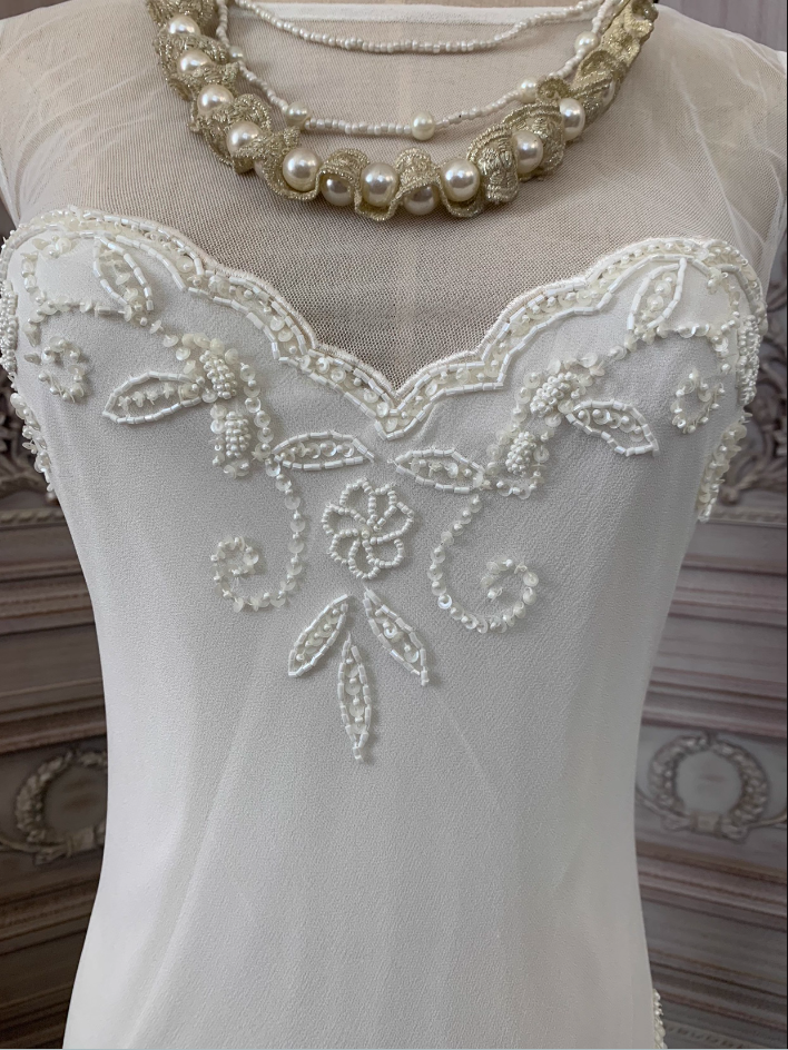Elegantes weißes Meerjungfrauen-Abendkleid aus Chiffon mit Perlen ohne Ärmel P4352