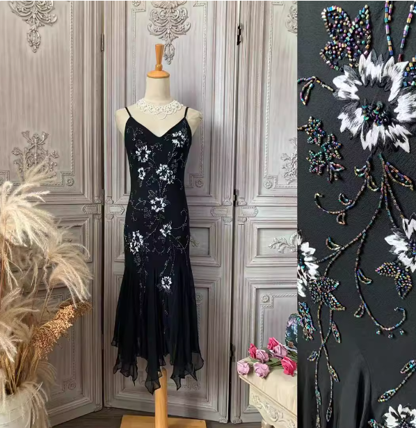 Elegantes schwarzes Meerjungfrau-Abendkleid mit Spaghettiträgern, V-Ausschnitt, Perlen und Chiffon P4354