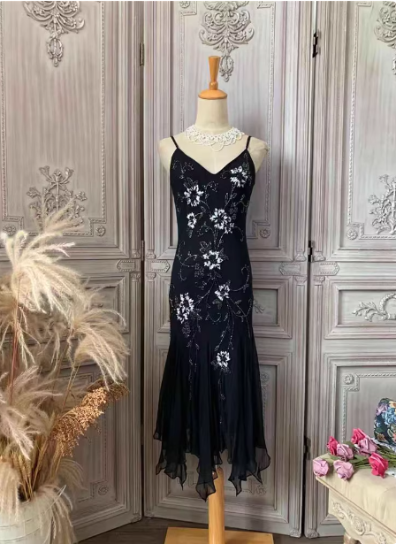 Elegantes schwarzes Meerjungfrau-Abendkleid mit Spaghettiträgern, V-Ausschnitt, Perlen und Chiffon P4354