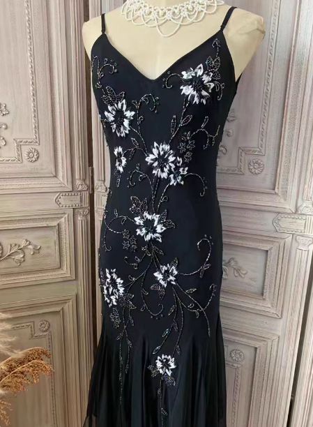 Elegantes schwarzes Meerjungfrau-Abendkleid mit Spaghettiträgern, V-Ausschnitt, Perlen und Chiffon P4354