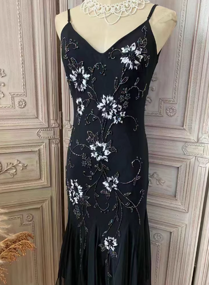 Elegantes schwarzes Meerjungfrau-Abendkleid mit Spaghettiträgern, V-Ausschnitt, Perlen und Chiffon P4354