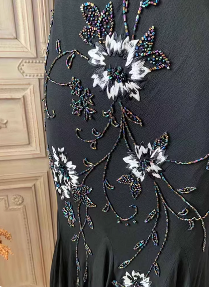 Elegantes schwarzes Meerjungfrau-Abendkleid mit Spaghettiträgern, V-Ausschnitt, Perlen und Chiffon P4354