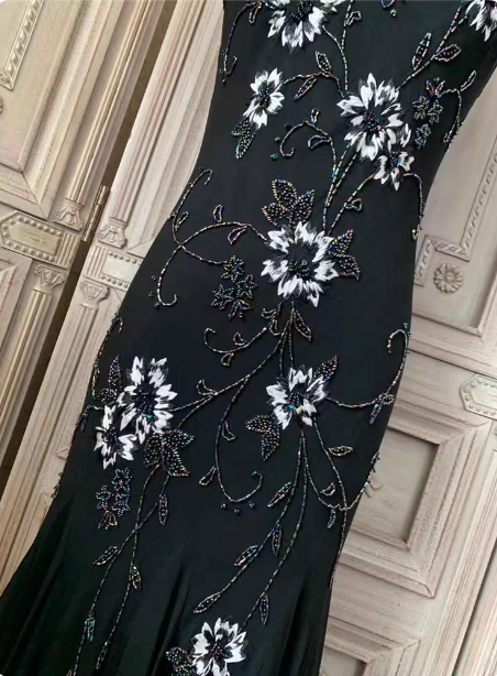 Elegantes schwarzes Meerjungfrau-Abendkleid mit Spaghettiträgern, V-Ausschnitt, Perlen und Chiffon P4354