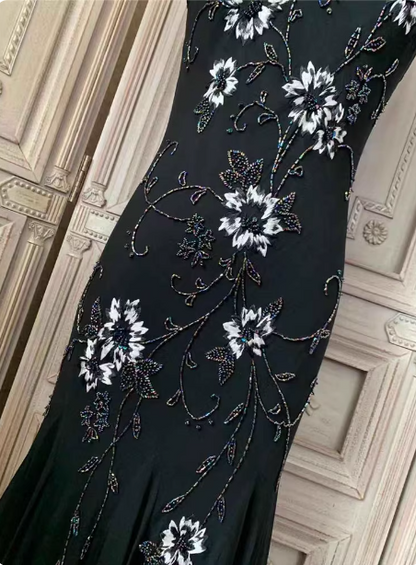 Elegantes schwarzes Meerjungfrau-Abendkleid mit Spaghettiträgern, V-Ausschnitt, Perlen und Chiffon P4354