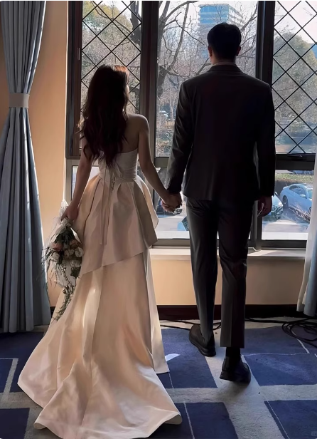 Elegantes elfenbeinfarbenes trägerloses Ballkleid aus Satin mit hohem Schlitz und Schleppe, Abendkleid, Hochzeitskleid P4357
