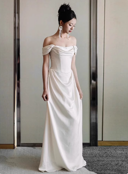 Élégante robe longue de bal, de soirée, de mariée en satin blanc à épaules dénudées P4359