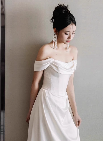 Élégante robe longue de bal, de soirée, de mariée en satin blanc à épaules dénudées P4359