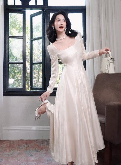 Elegantes elfenbeinfarbenes A-Linien-Abendkleid mit quadratischem Ausschnitt, langen Ärmeln und Satin für den Abschlussball P4362