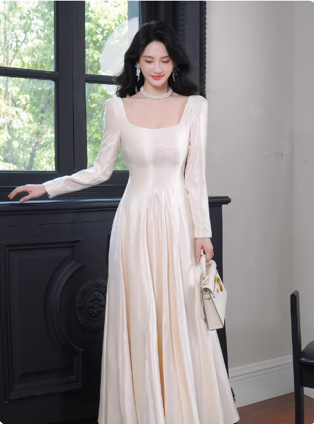 Elegantes elfenbeinfarbenes A-Linien-Abendkleid mit quadratischem Ausschnitt, langen Ärmeln und Satin für den Abschlussball P4362